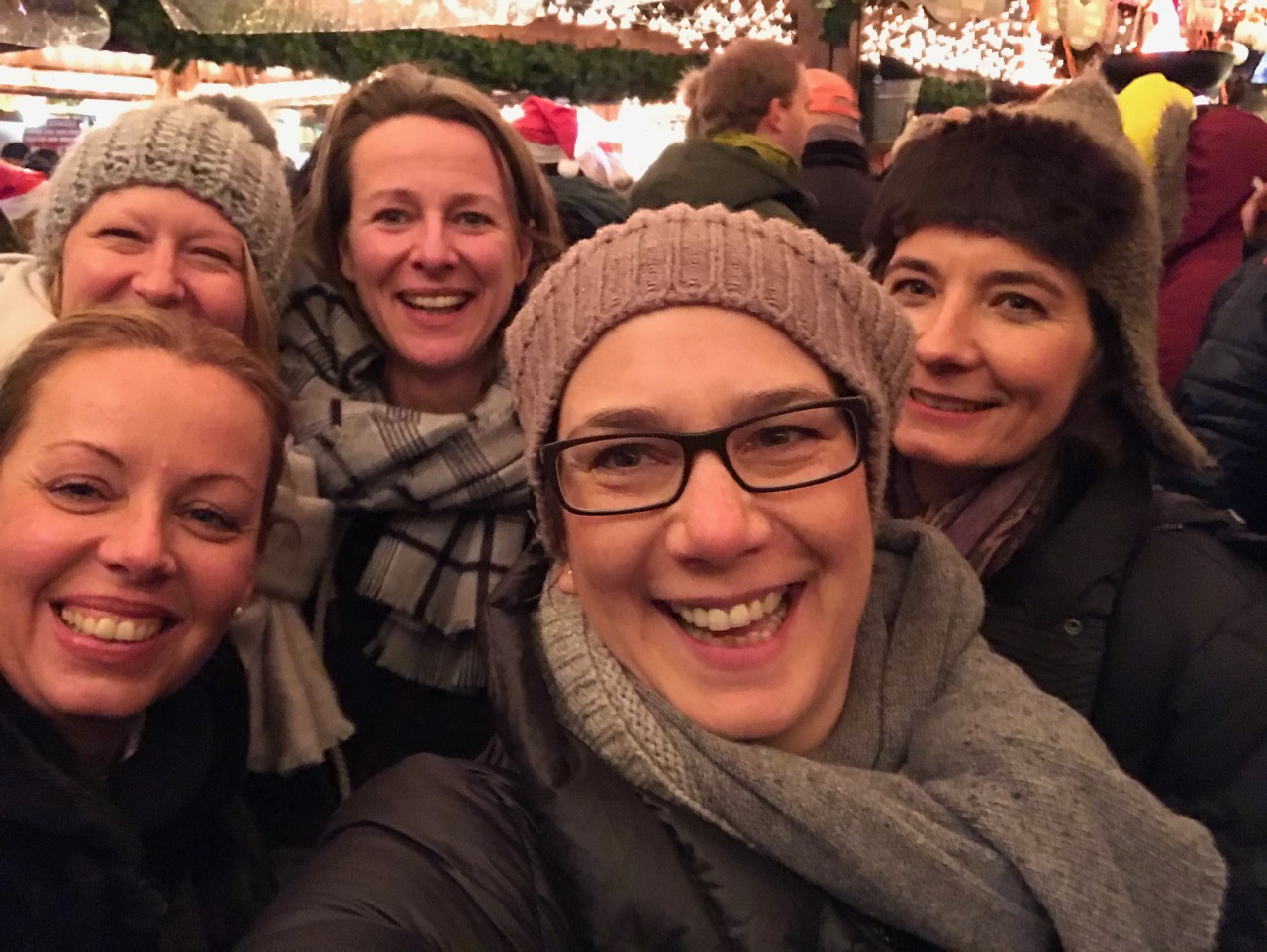 Alte Freundinnen: Foto mit meinen vier Schulfreundinnen und mir