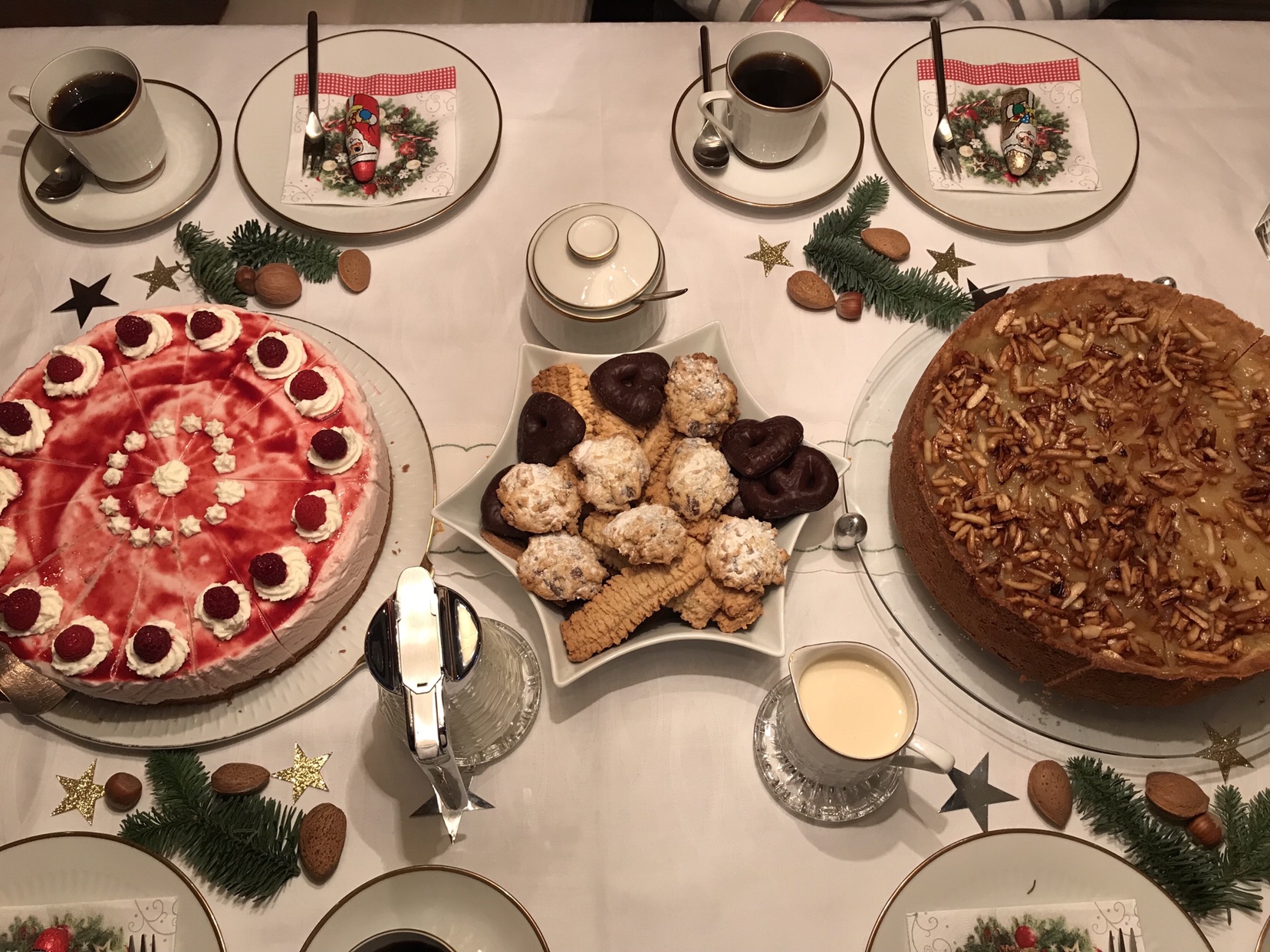 Geburtstag bei meinem Papa: Kaffeetafel mit Kuchen und Keksen