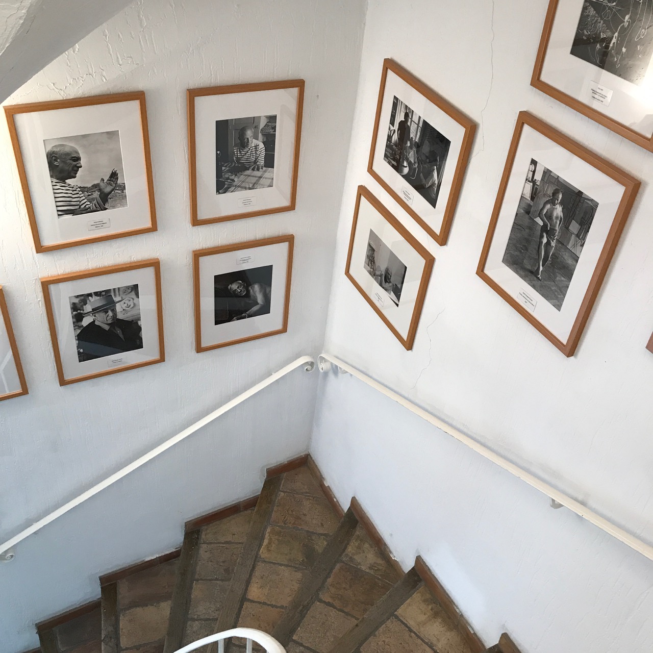 Museum Mougins: Treppe zum ersten Stock mit Fotos von Picasso