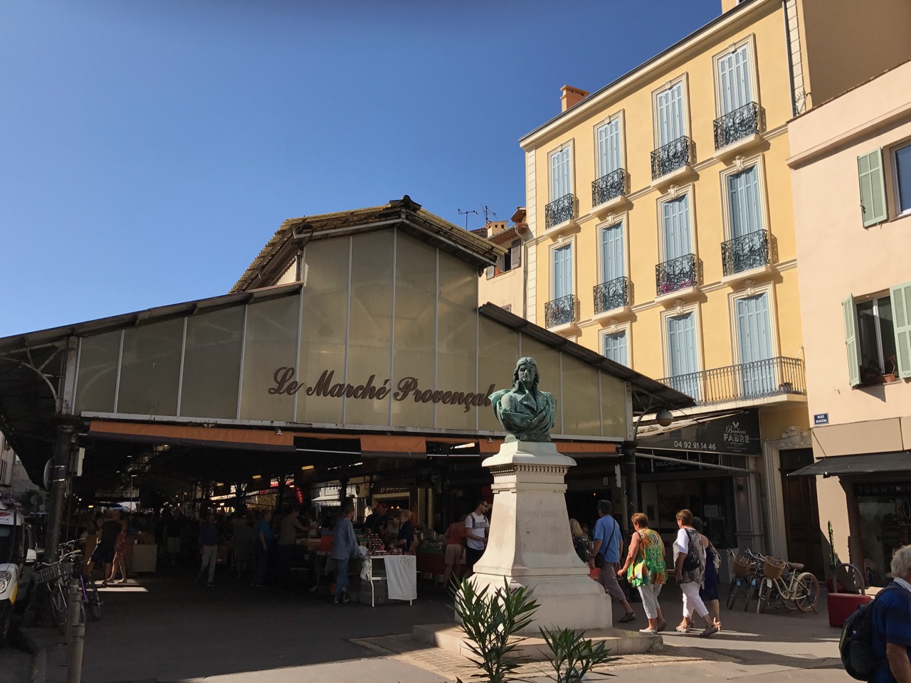 Antibes: Markthalle
