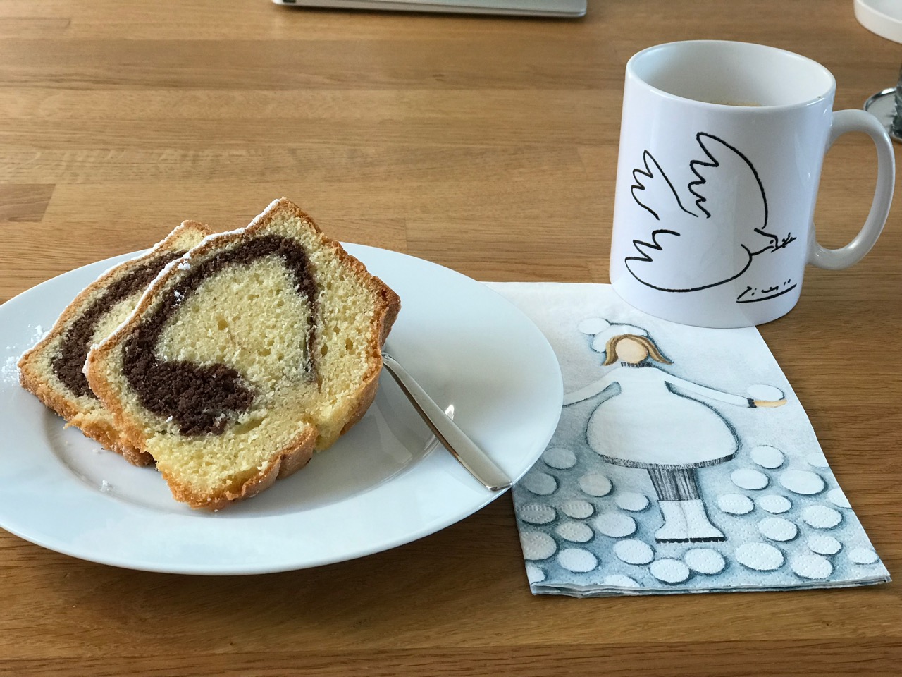 Marmorkuchen und Kaffee