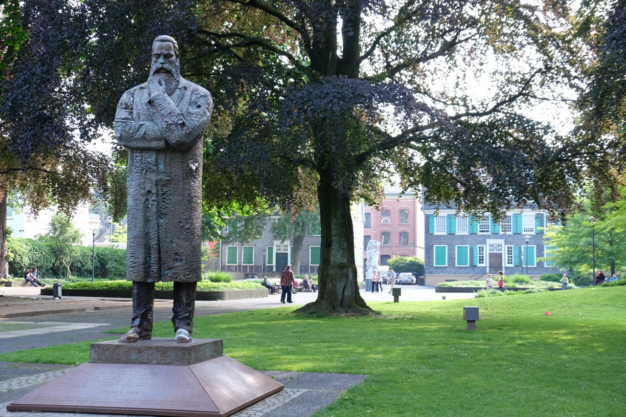 Wuppertal: Friedrich-Engels-Skulptur vor dem Engels-Haus
