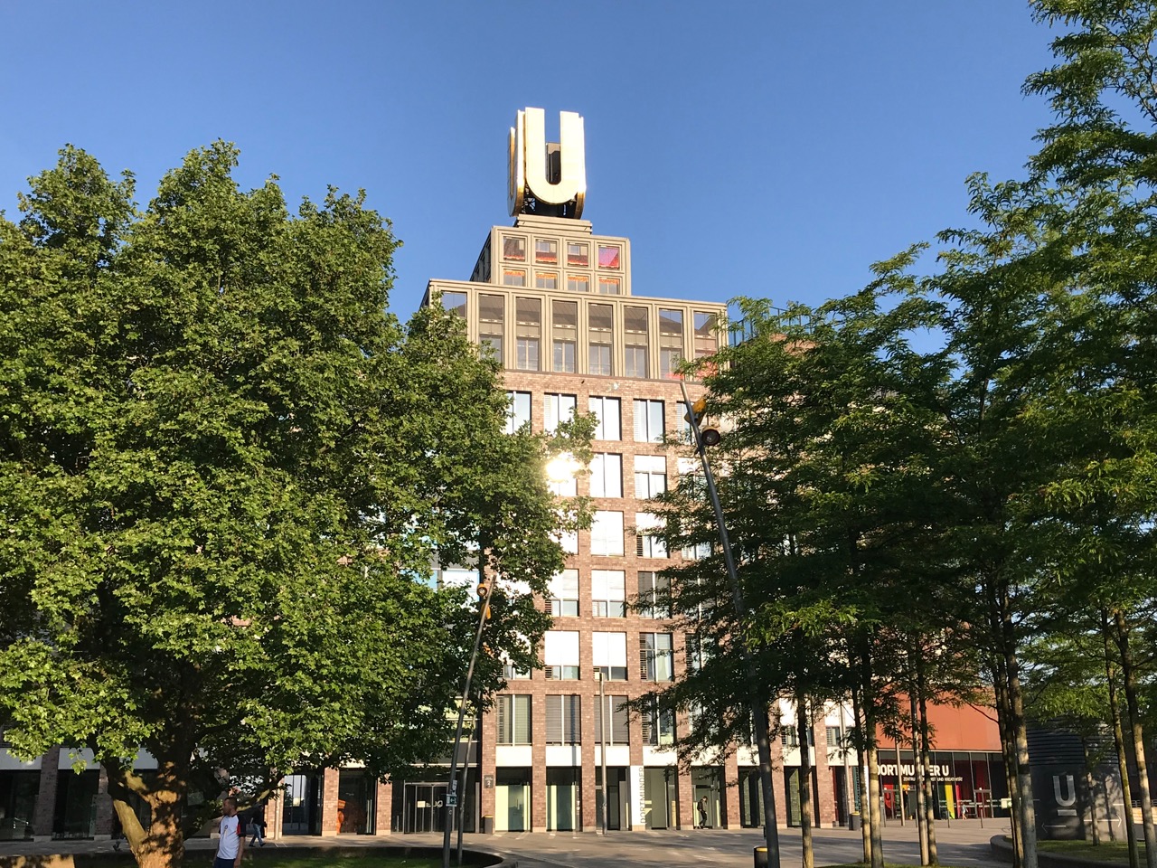 Dortmunder U vor blauem Himmel