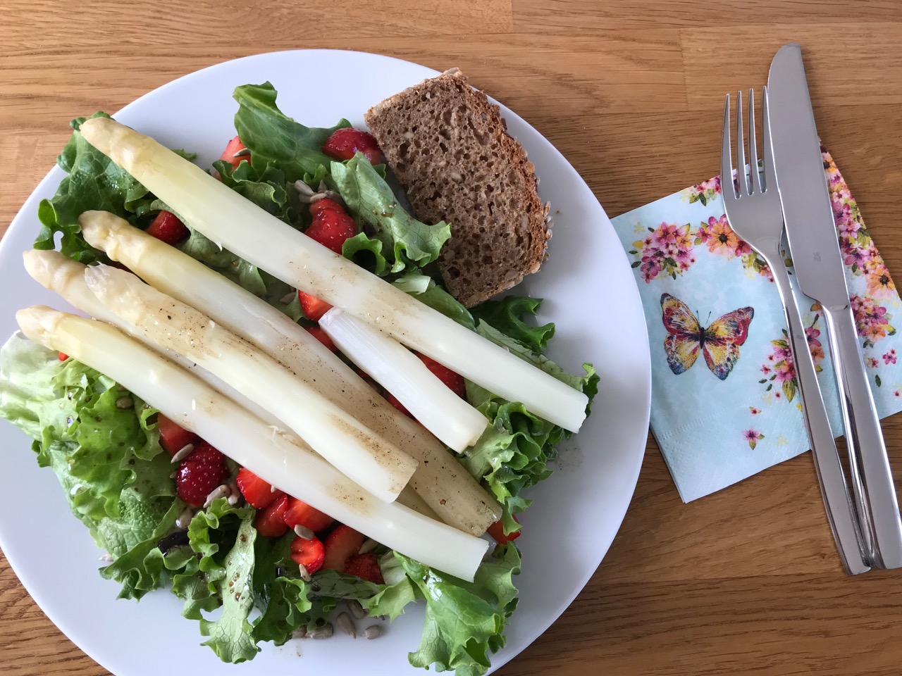 Salat mit Spargel und Erdbeeren