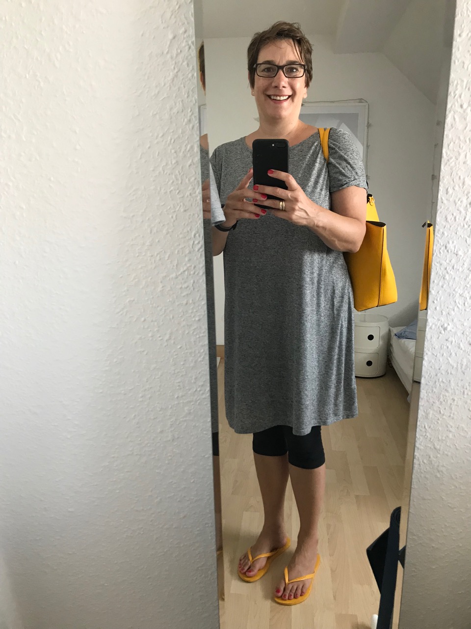 Outfit mit gelber Tasche und gelben Flip Flops