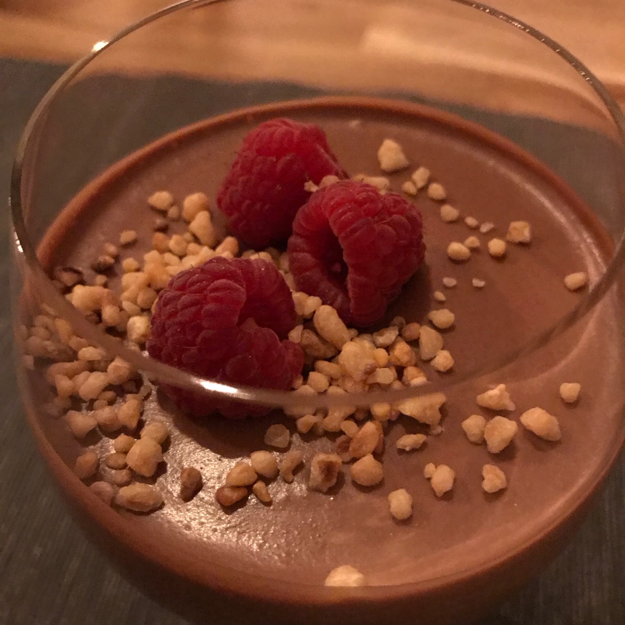 Mousse au Chocolat mit Himbeeren drauf