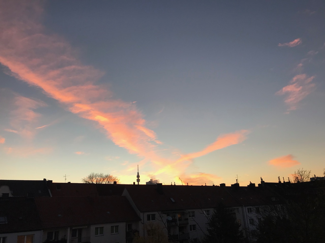 Sonnenaufgang über den Häuserdächern