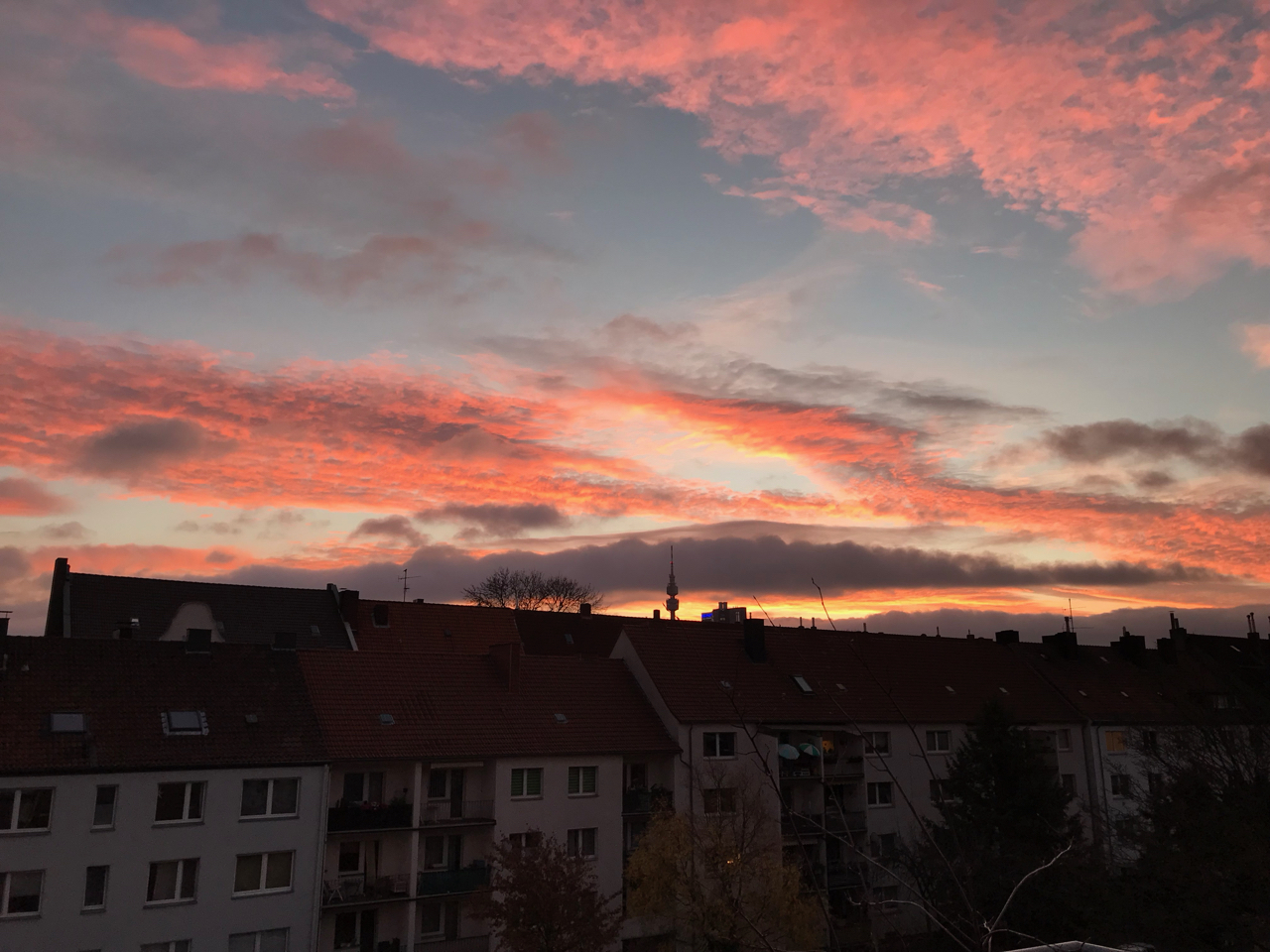 Sonnenaufgang: Roter Himmel über Dortmund