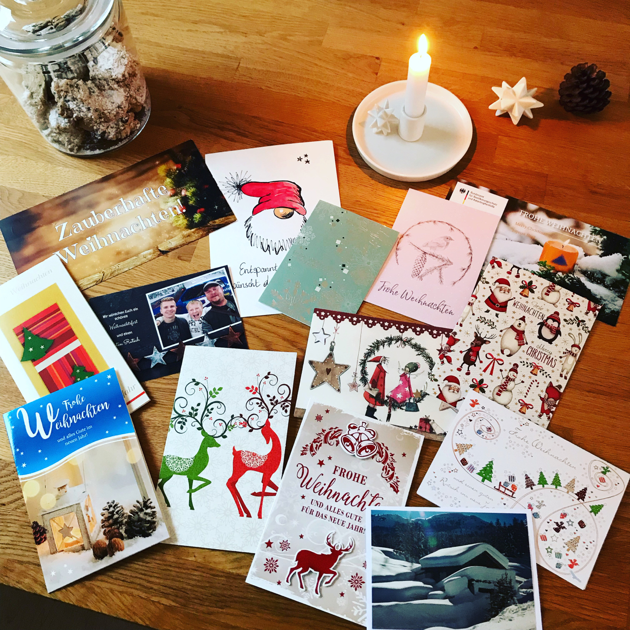 Weihnachtskarten auf dem Tisch