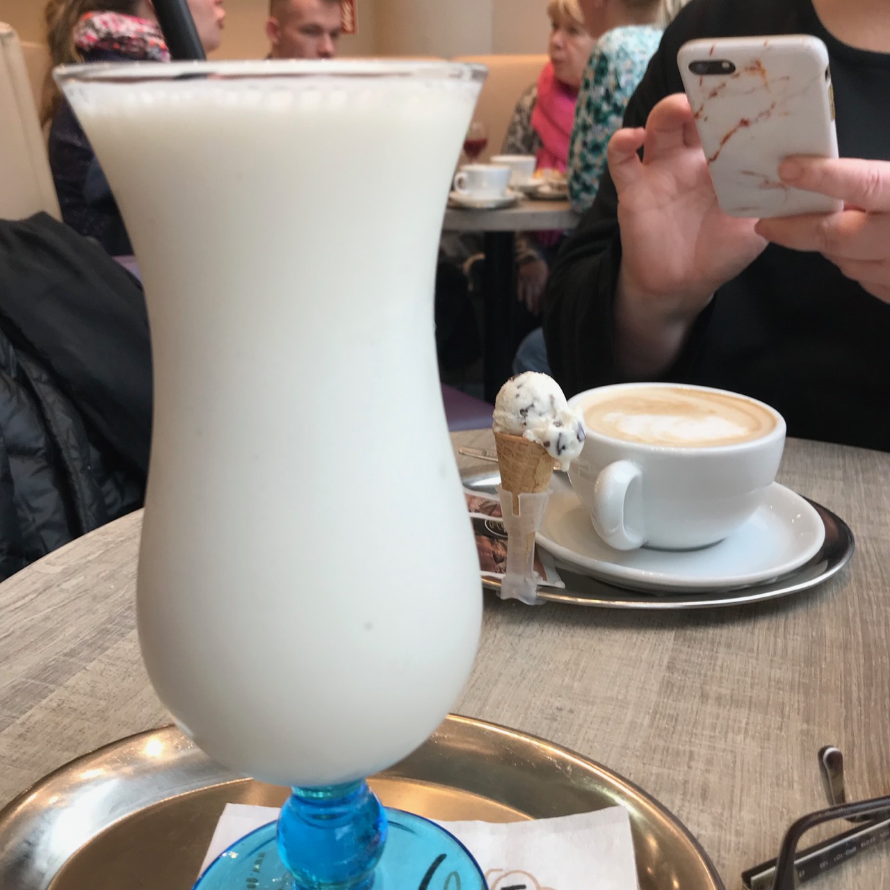 Mädchentreffen: Milchshake und Kaffee im Hintergrund