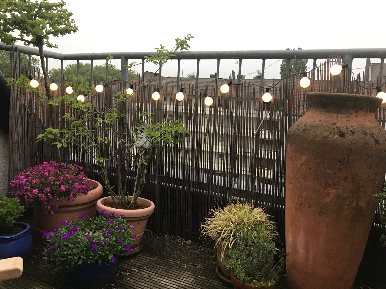 Lichterkette auf der Terrasse