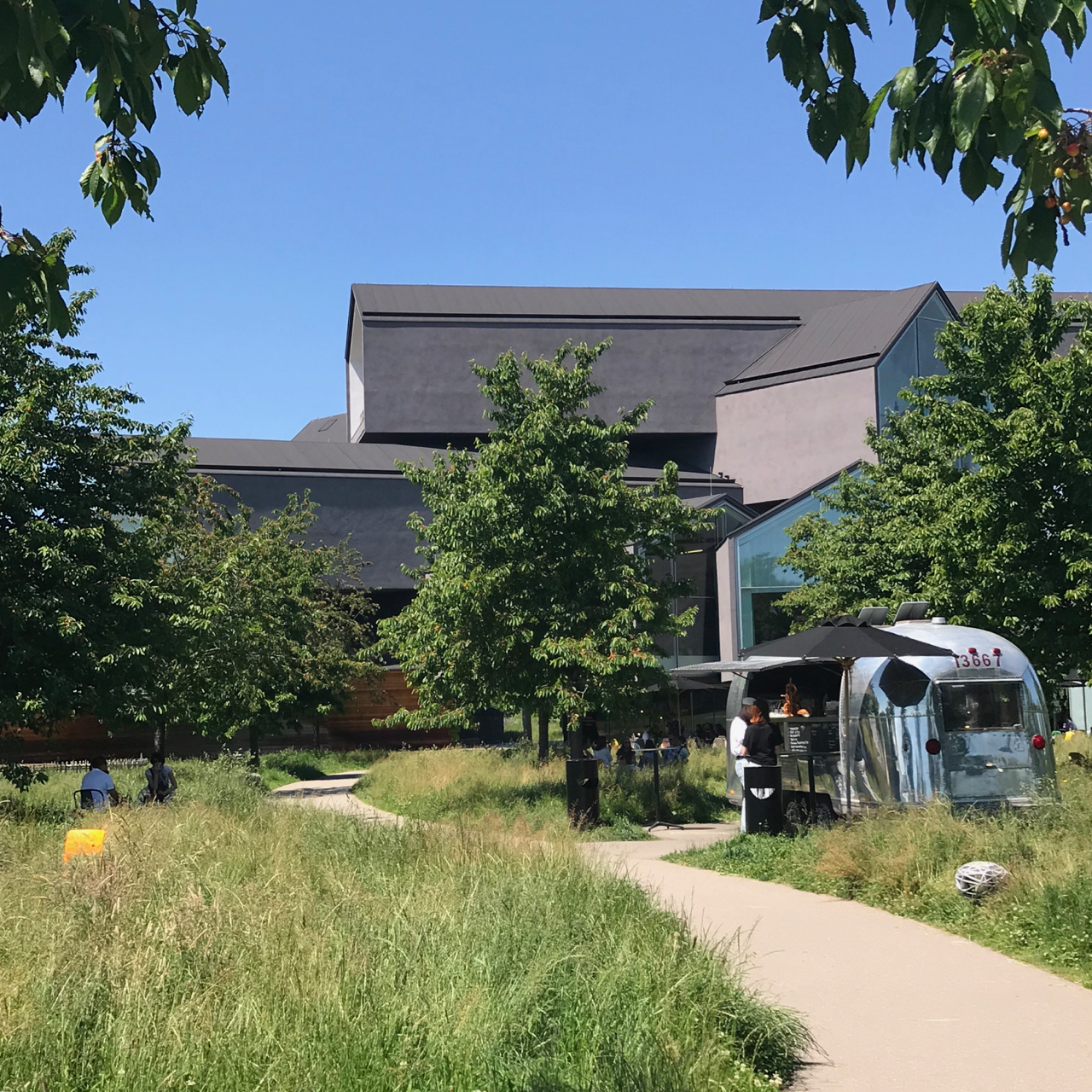 Vitra Haus: Wiese vor dem Gebäude