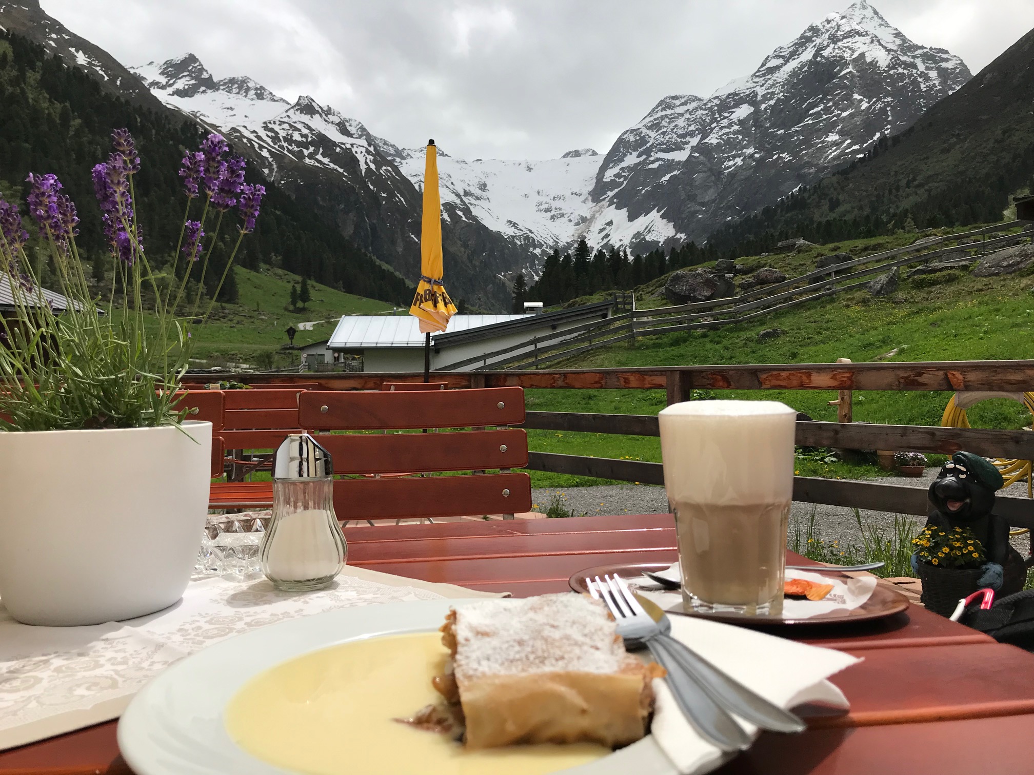 Lüsens: Mit Apfelstrudel auf der Terrasse, Blick auf den Fernerkogel