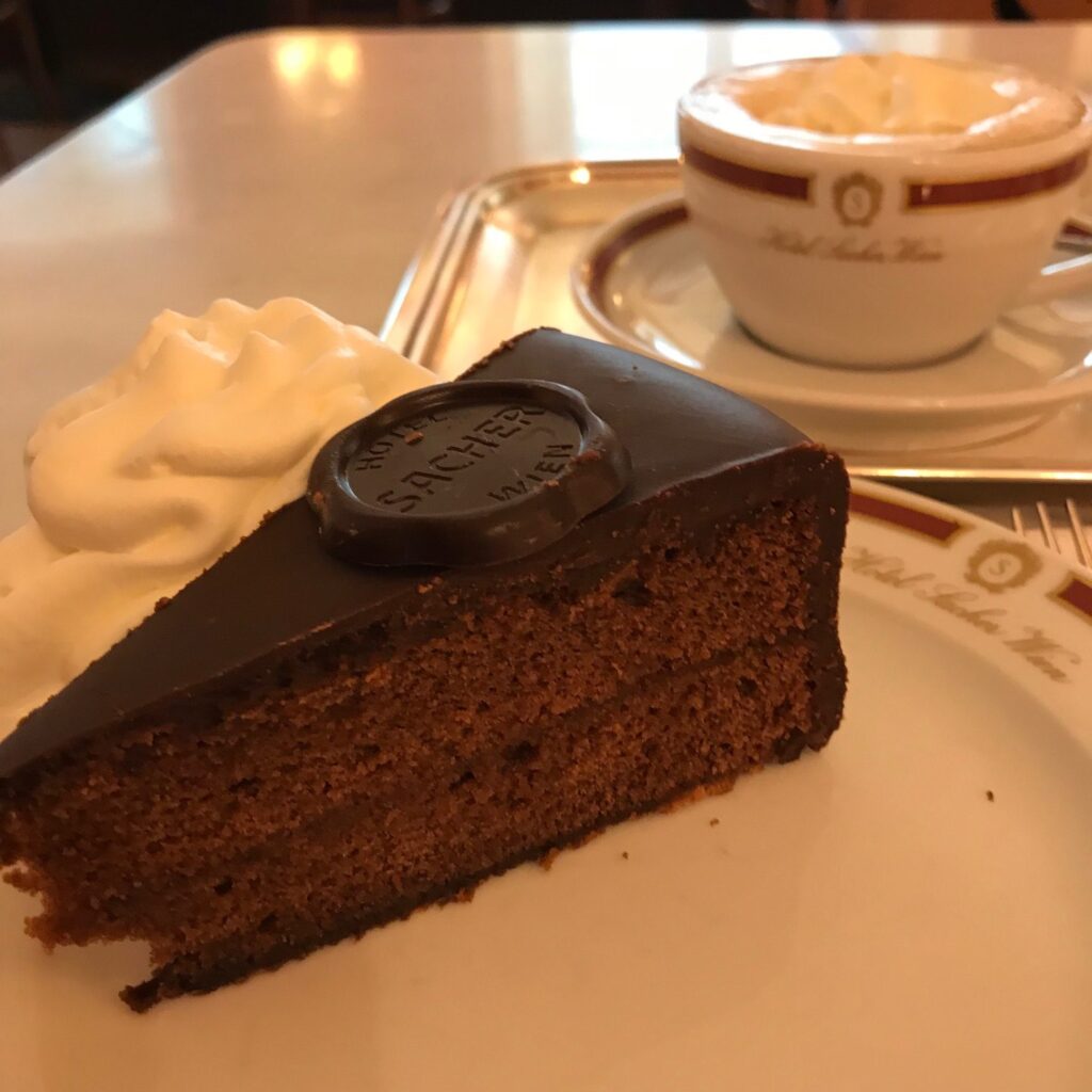 Sachertorte mit Sahne und Melange