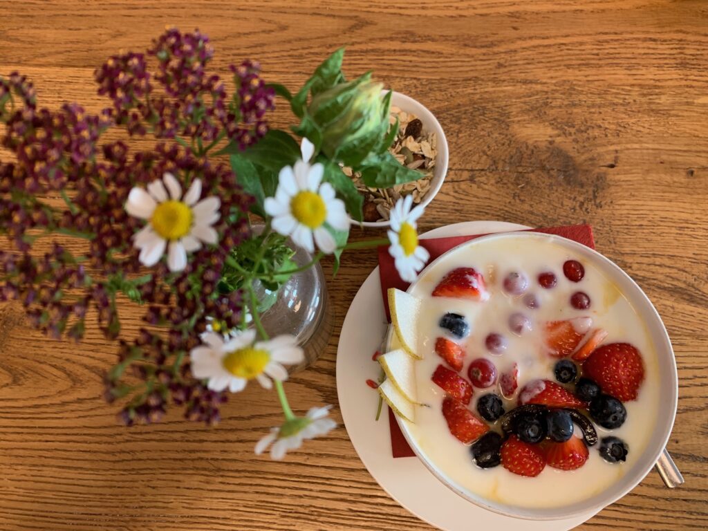 Frühstück Bäckerei Fischer:  Joghurt mit frischen Früchten