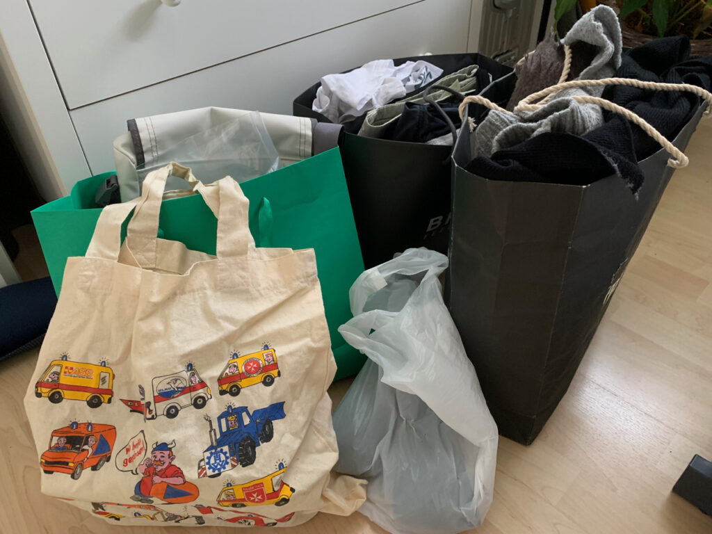 Ausmisten: Fünf Tüten voll mit Kleidung