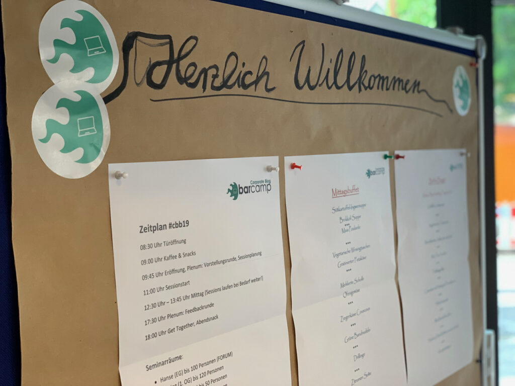 Corporate Blog Barcamp: Metaplanwand mit Herzlich willkommen 