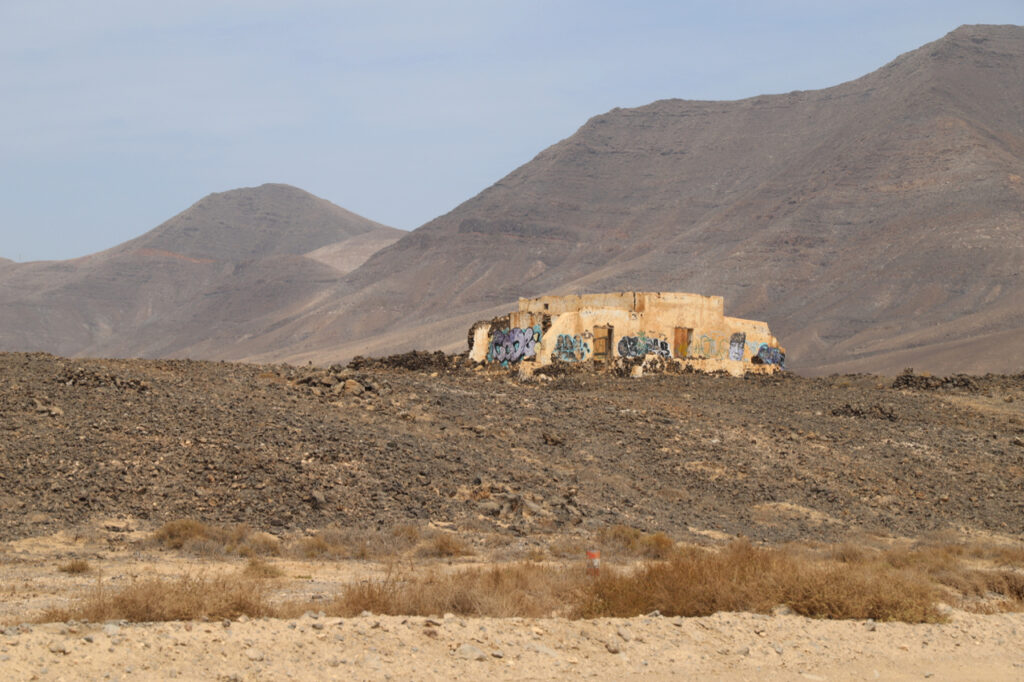 Auf dem Weg zu den Papagayostränden: Bauruine mit hübschen Graffitis