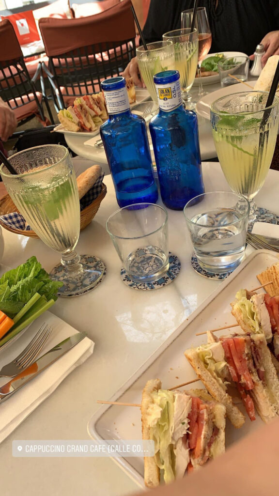 Café Cappuccino Palau March: Tisch voller Essen und Getränke