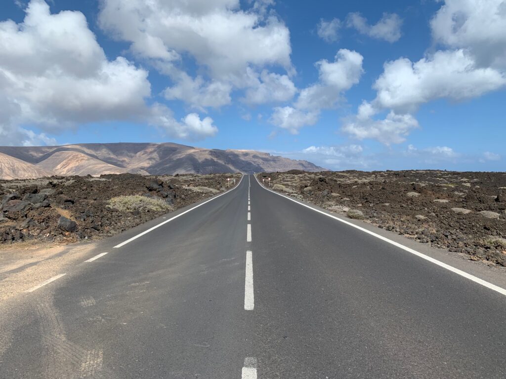 Lanzarote: Strasse vor den Feuerbergen
