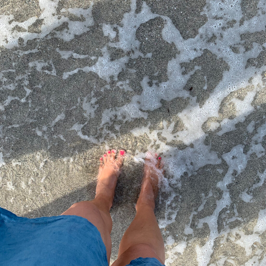 Mallorca: Füsse im Meer