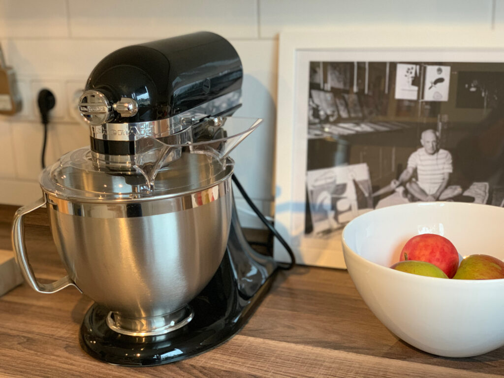 Küchenmaschine neben Obstschale