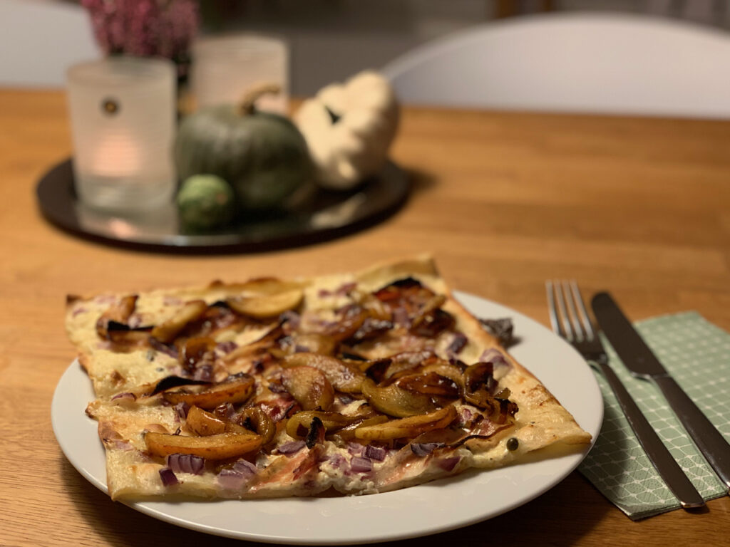 Flammkuchen mit Pancetta, Pfeffer und gebratenen Äpfeln