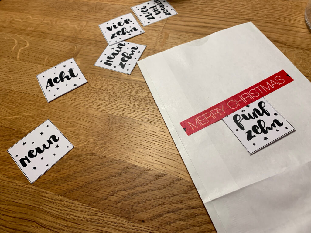 Adventskalender in der Mache: Tüten und Zahlen