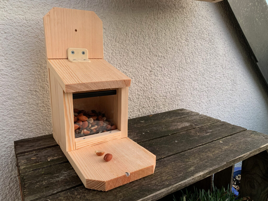 Eichörnchen-Futterstation NABU