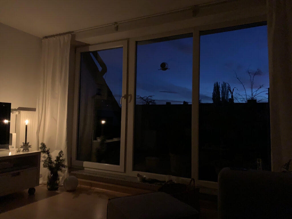 Auf den Sonnenaufgang warten: Am Horizont werden Konturen erkennbar