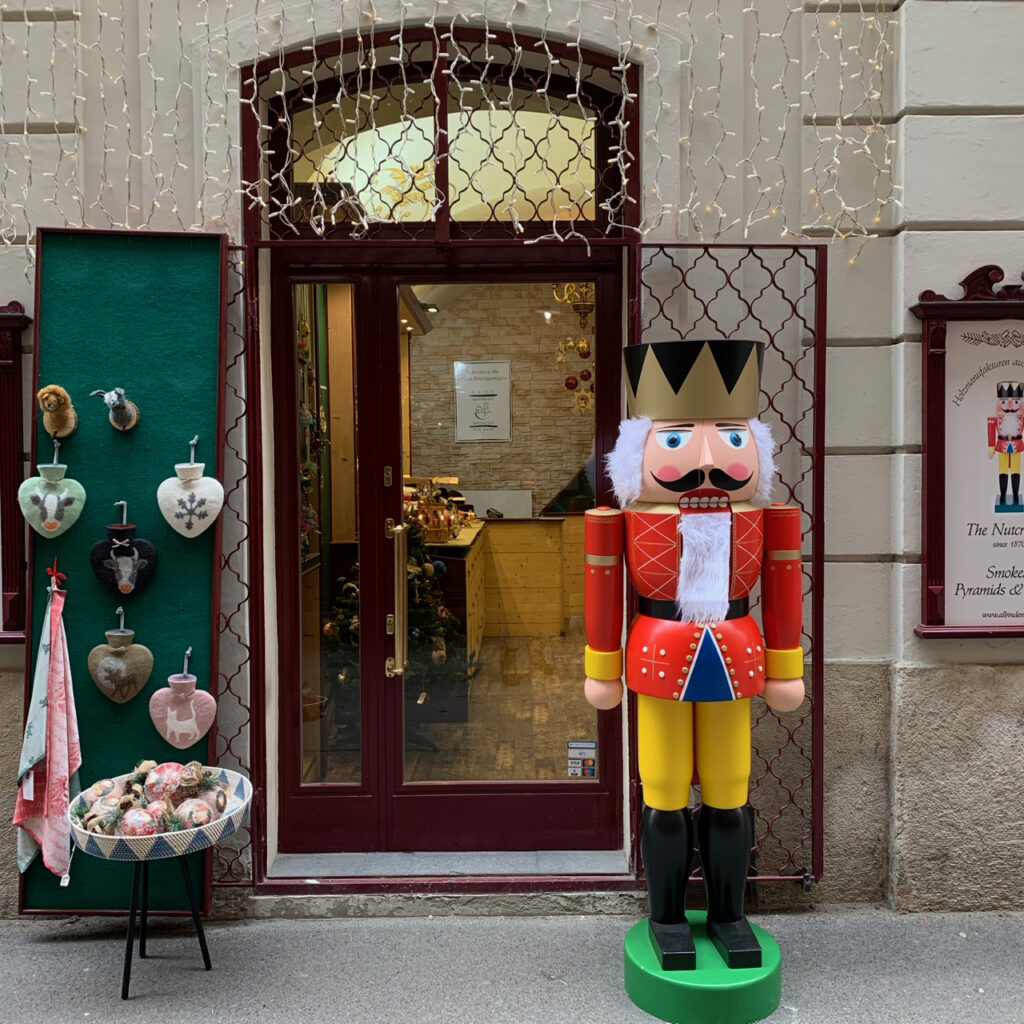 Schaufenster Wien zur Weihnachtszeit: Lebensgroßer Nussknacker