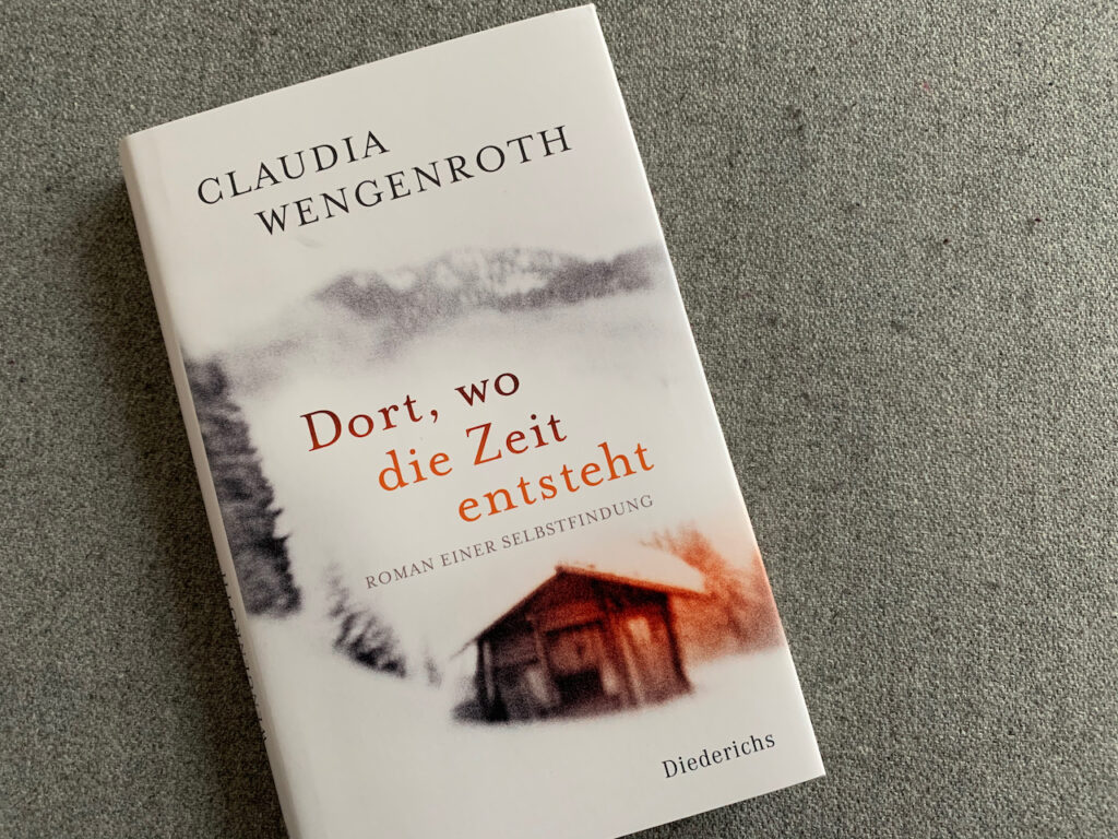 Roman "Dort, wo die Zeit entsteht", Buch liegt auf einem grauen Filzhocker