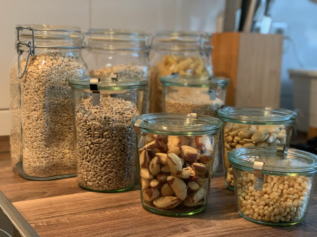 8 Vorratsbehälter aus Glas mit Nüssen, Kernen, Haferflocken, Nudeln, etc.
