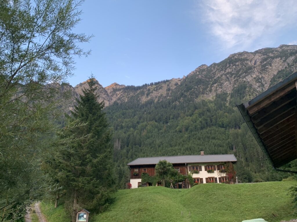 Haus Anatswald, Oberstdorf, vor Bergkulisse