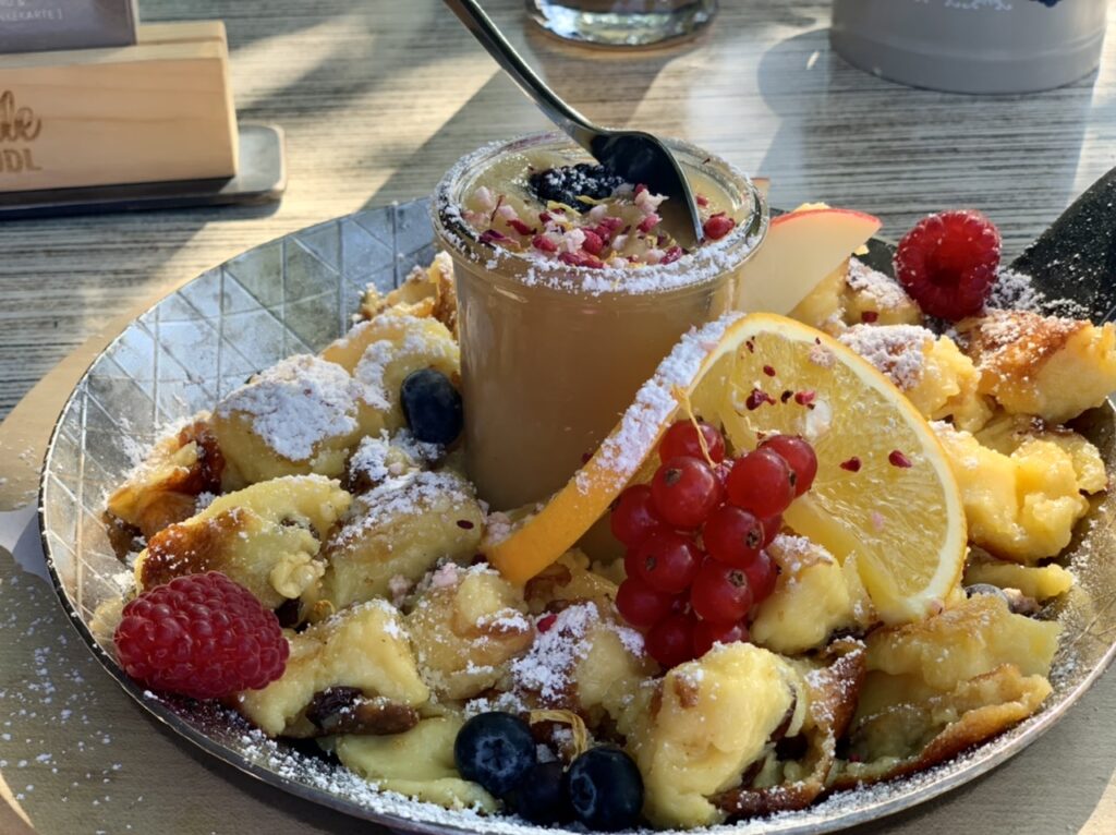 Kaiserschmarrn in der Ziegelbachhütte: Teller mit Kaiserschmarrn. einem Töpfchen Apfelmus und viel frischem Obst