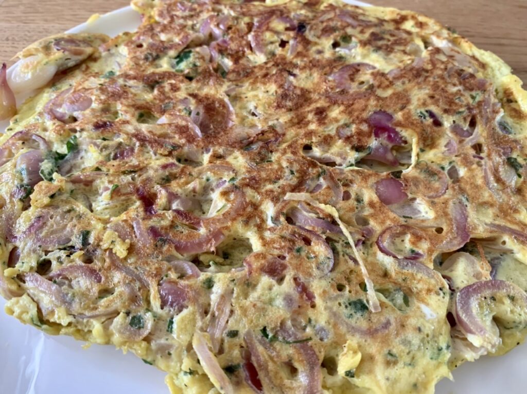 Bild einer Zitronen-Frittata einem weißen Teller. Nicht sehr schön, aber sehr lecker! 
