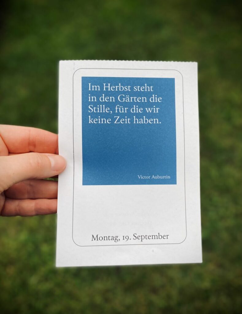 Blatt vom Diogenes Abreißkalender vom 19. September 2022: "Im Herbst steht in den Gärten die Stille, für die wir keine Zeit haben." von Victor Auburtin