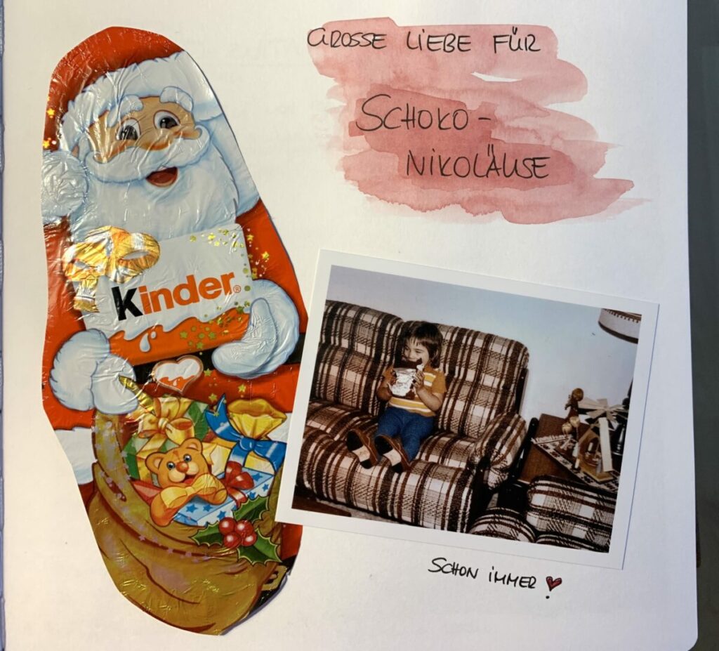 Packung eines Kinder-Schoko-Nikolauses, daneben ein Foto von mir als kleines Kind auf der Couch beim Verspeisen eines großen Schokonikolauses.