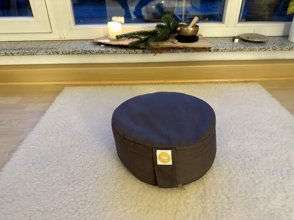 Meditationskissen auf Wollunterlage