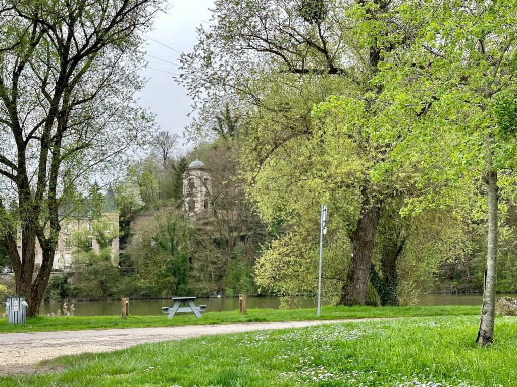 Aussicht auf den Fluss Moselle und einem hübschen Haus mit Turm auf der anderen Flussseite