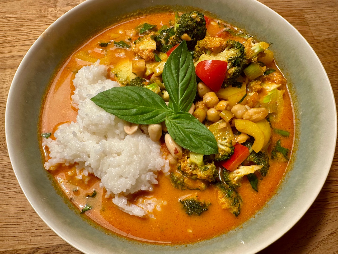 Thai-Curry mit Thai-Basilikum und Erdnüssen