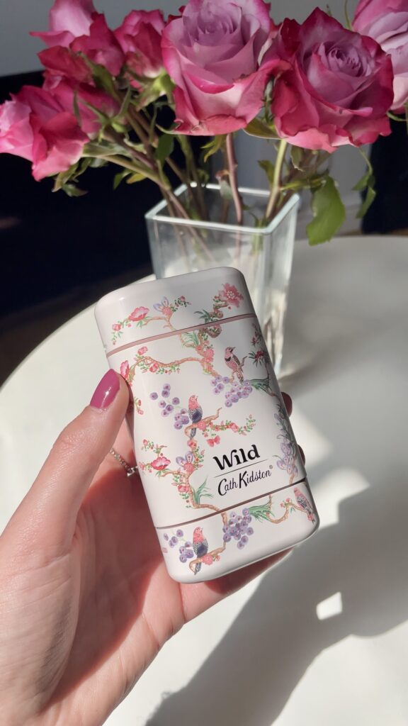 Deo-Case von Wild: Basisfarbe off-white, darauf blühende Zweige mit exotischen Vögeln