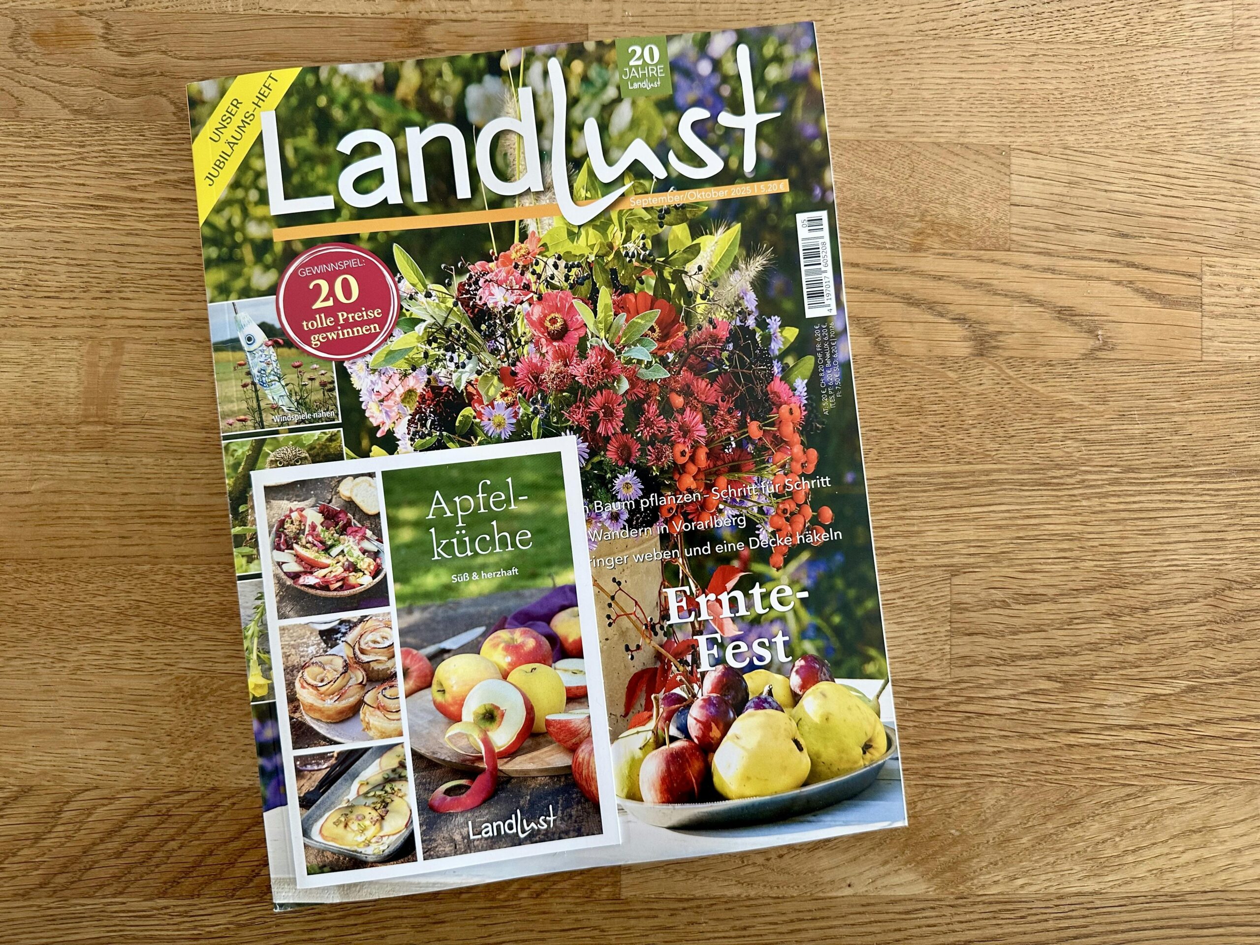 Das Magazin "Landlust" auf einem Holztisch