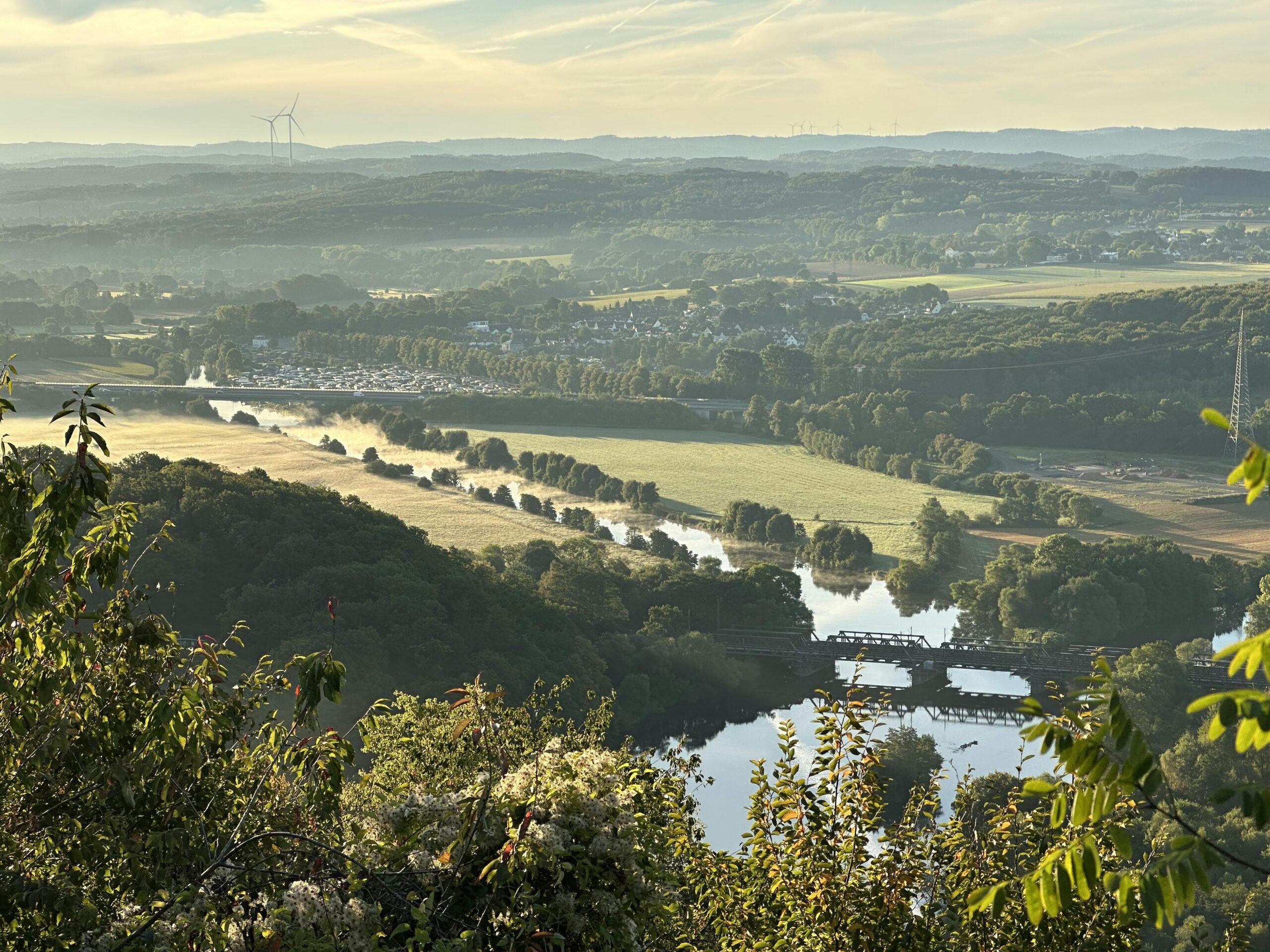 Blick von der Hohensyburg runter ins Ruhrtal. Über der Ruhr steht noch der Nebel der Nacht.