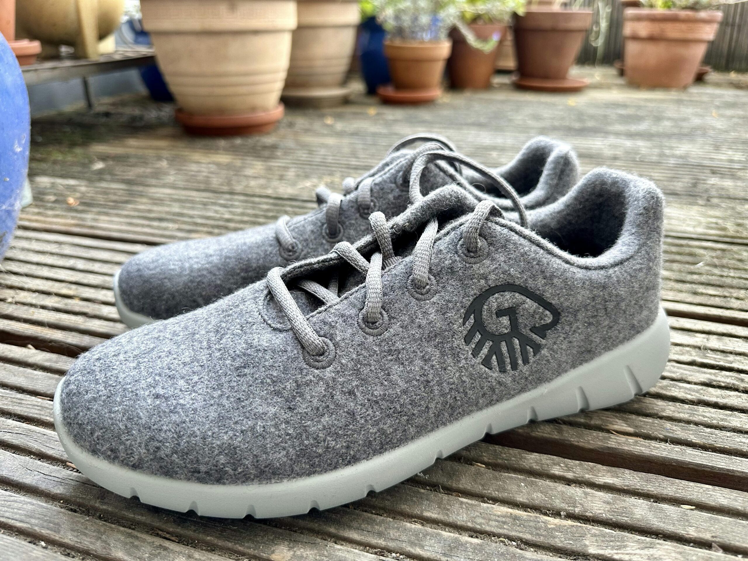 Giesswein-Sneaker aus grauer Merinowolle.