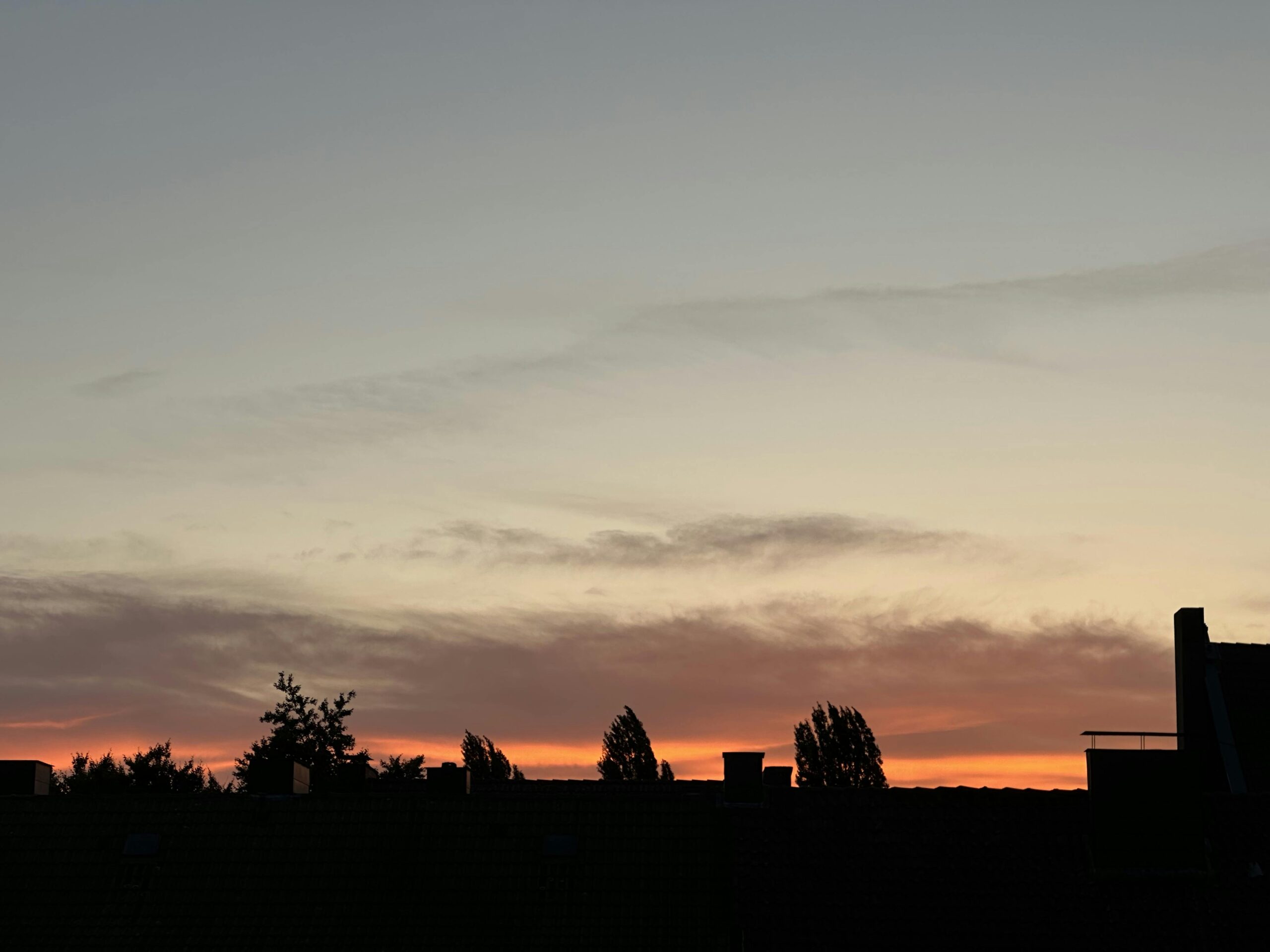 Morgenrot über den Dächern der Stadt.