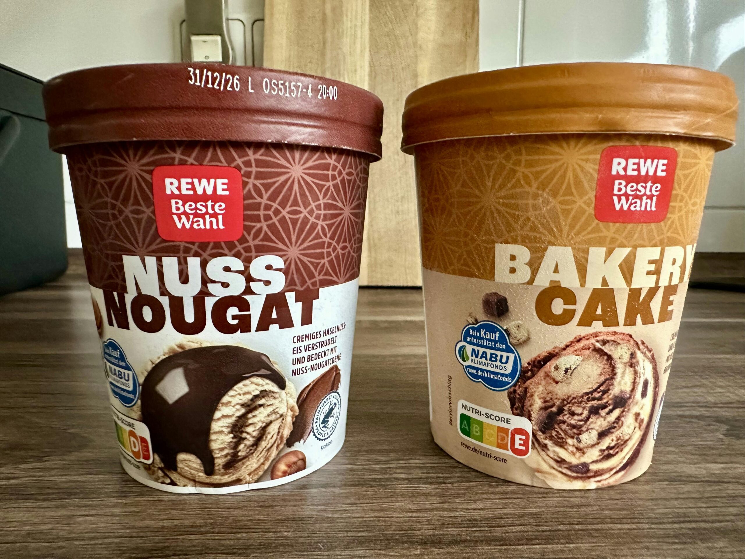 Zwei Töpfe Eis von "Rewe Beste Wahl" - einmal "Nuss Nougat", einmal "Bakery Cake".