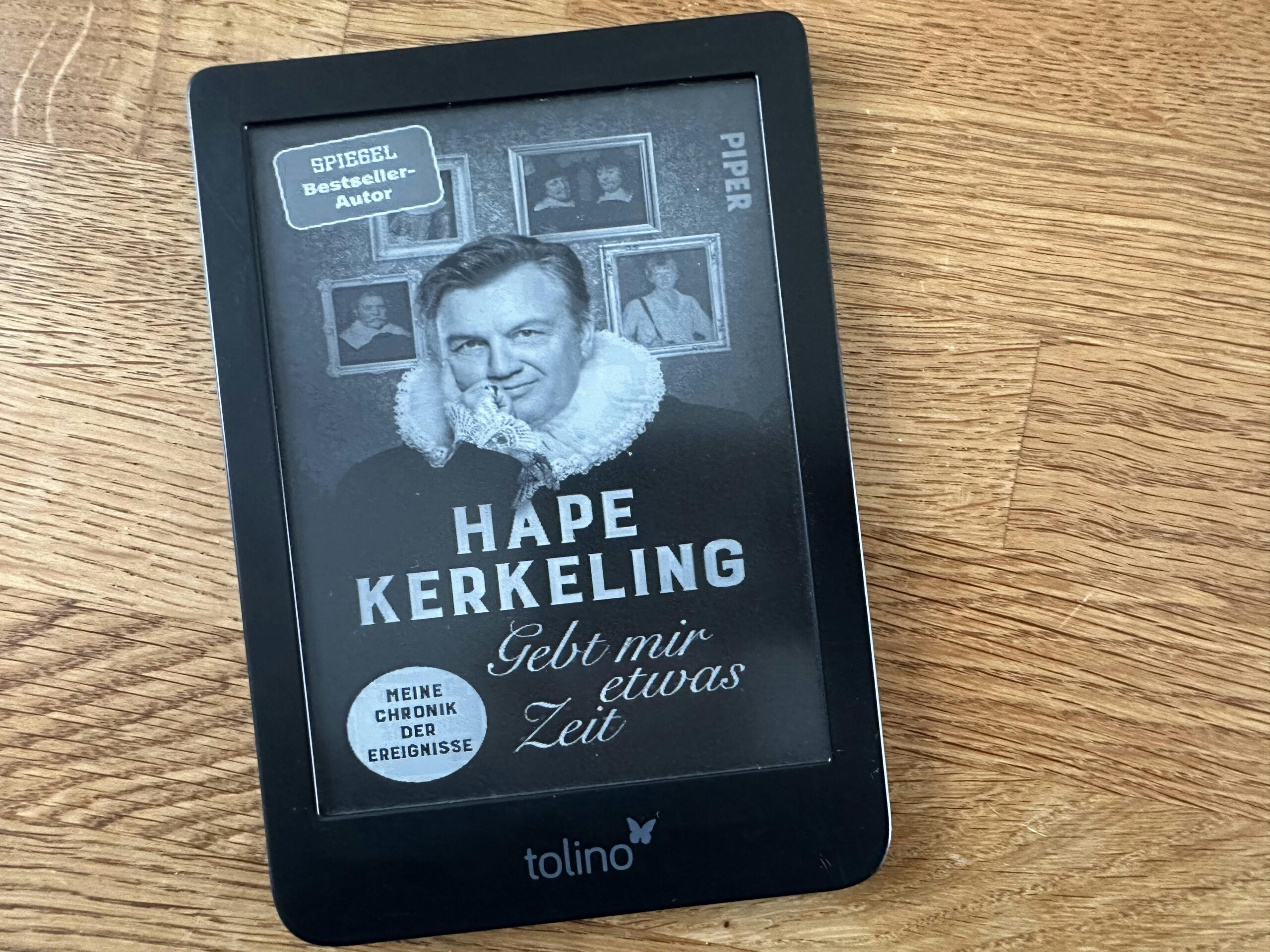 Tolino-eReader mit dem Cover des Buchs "Gebt mir etwas Zeit" von Hape Kerkeling