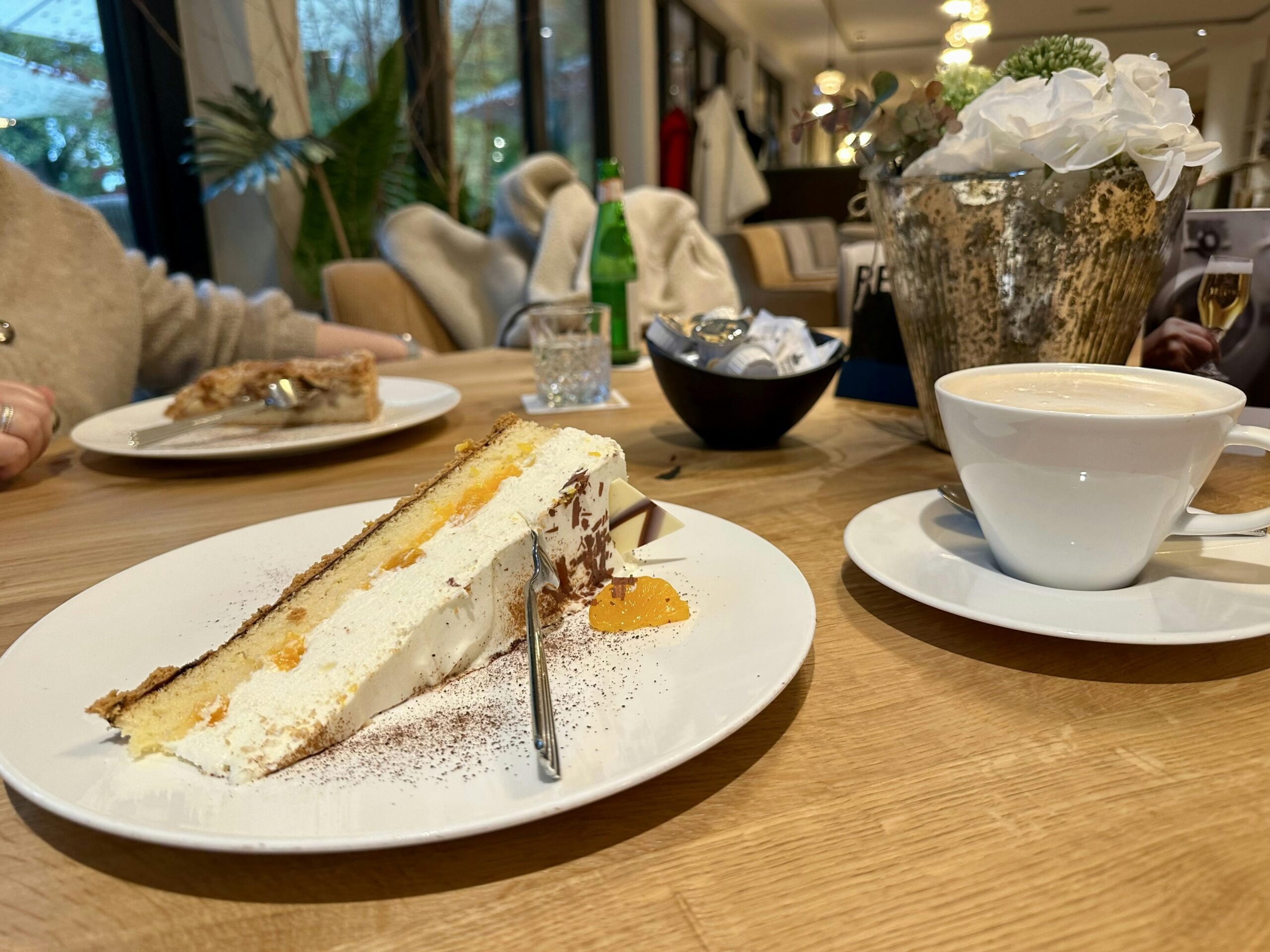 Tisch mit zwei Tellern mit je einem Stück Kuchen.