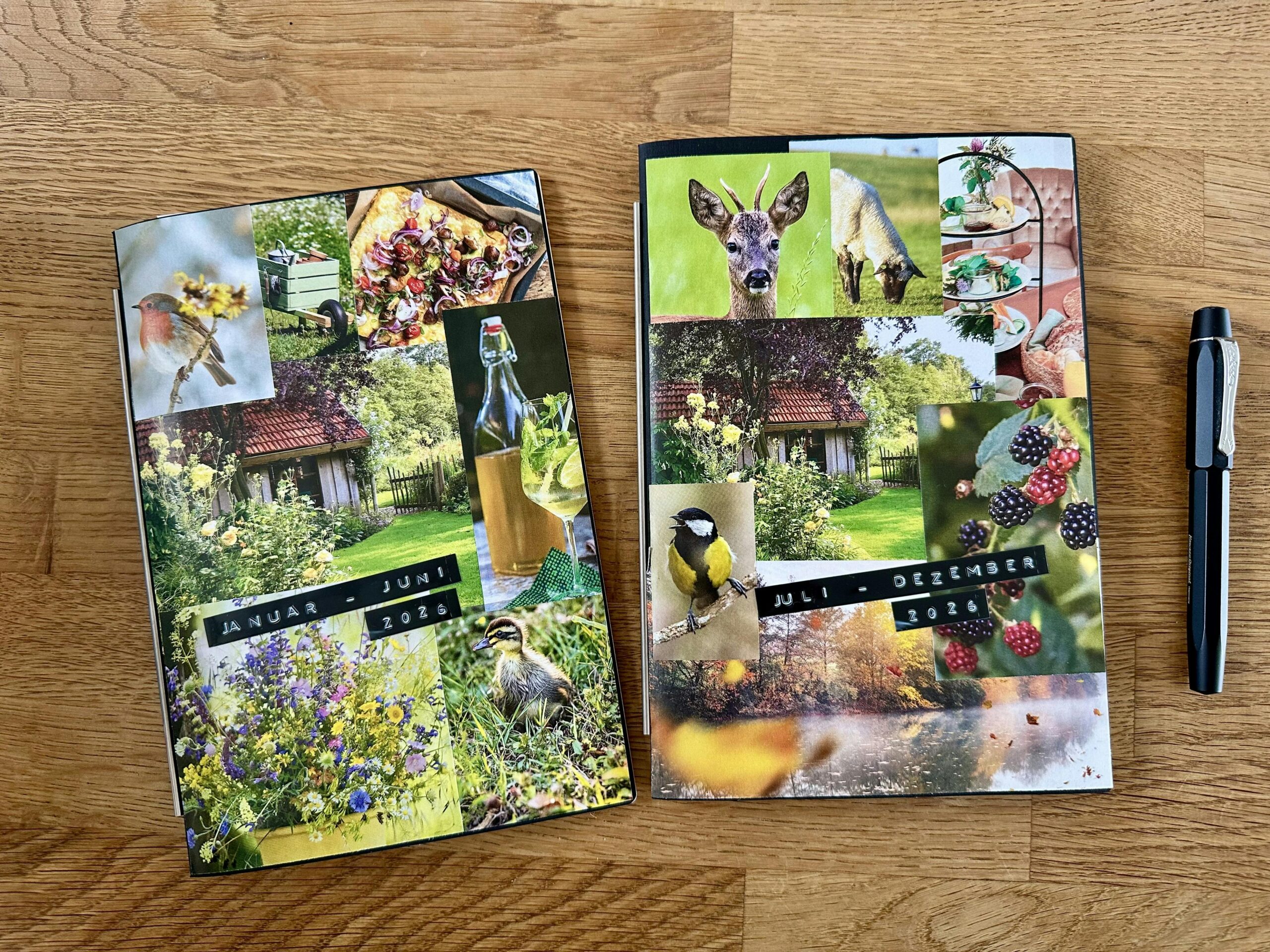Zwei Kalenderhefte. Beide sind mit Collagen beklebt, die Naturmotive zeigen. Das linke Heft hat zudem ein Etikett mit "Januar - Juni 2026" und das andere "Juli - Dezember 2026". Daneben liegt ein schwarzer Füller.